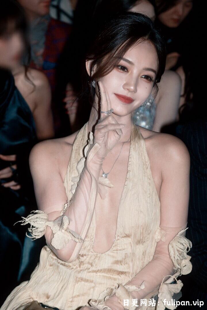李一桐 活动生图 淡黄挂脖深V晚礼长裙[39P 13V 279M]