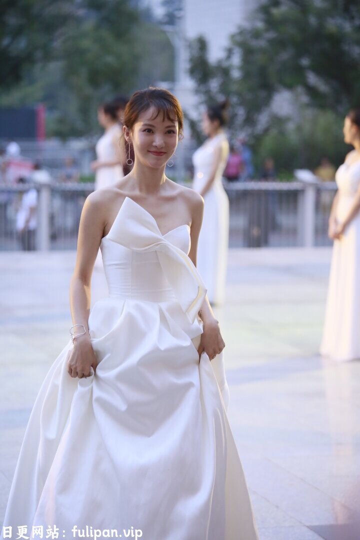 金晨 活动生图 白色抹胸拖尾礼服长裙[329P 797M]
