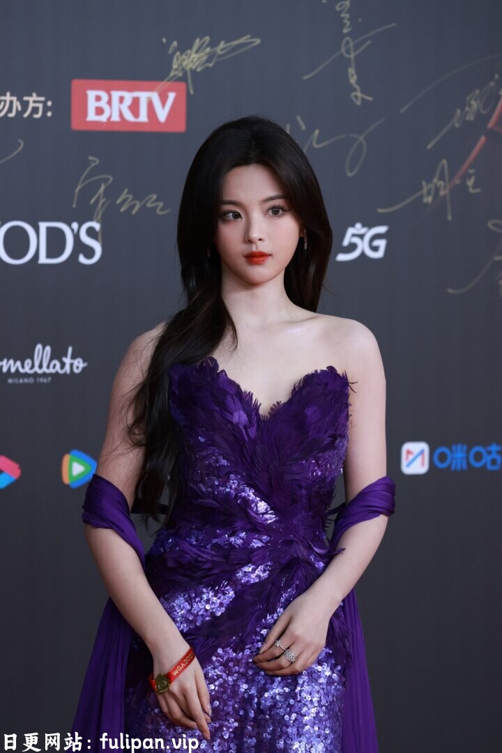 杨超越 活动生图 紫色抹胸亮片礼服长裙[107P 836M]