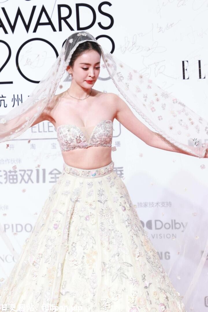 古力娜扎 2023ELLE活动生图 白花文胸婚纱长裙[109P 500M]