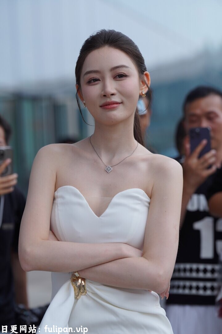 网红模特-敏敏 白色抹胸连衣短裙[148P 470M]