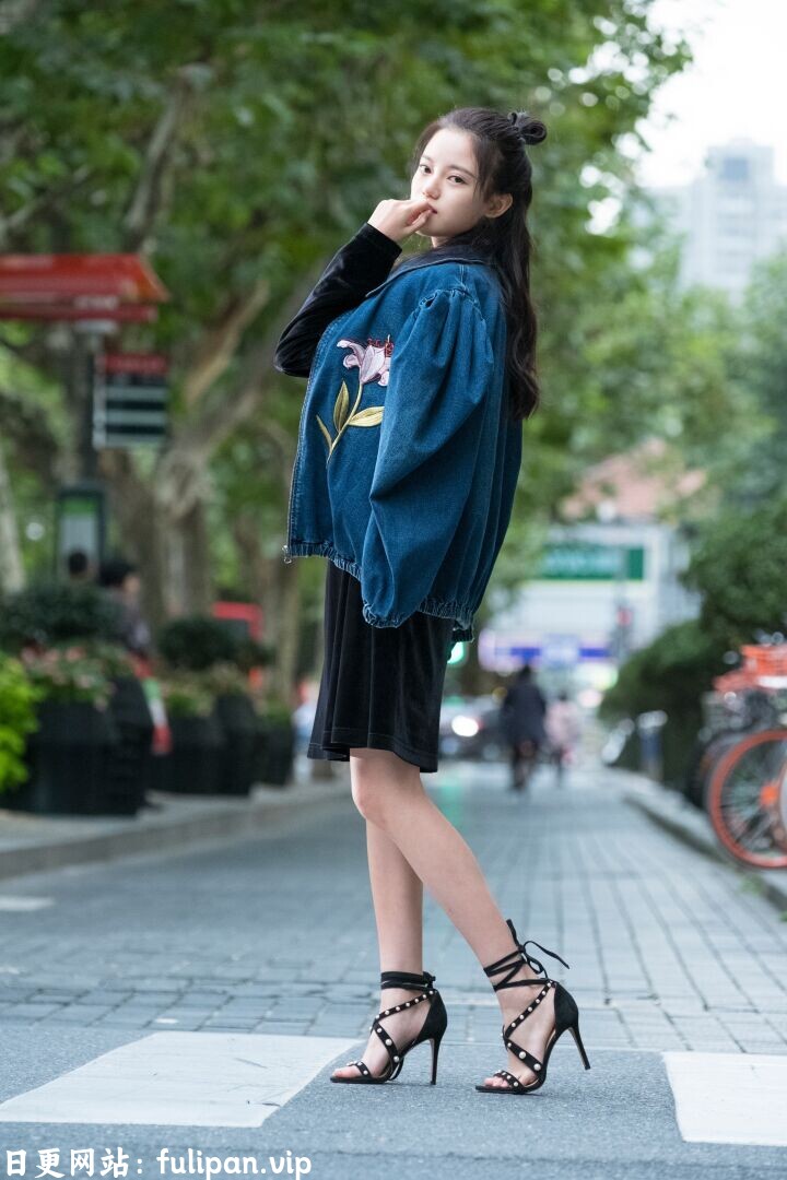 孙珍妮 街拍写真 牛仔外套黑色长袖连衣长裙[117P 1.3G]