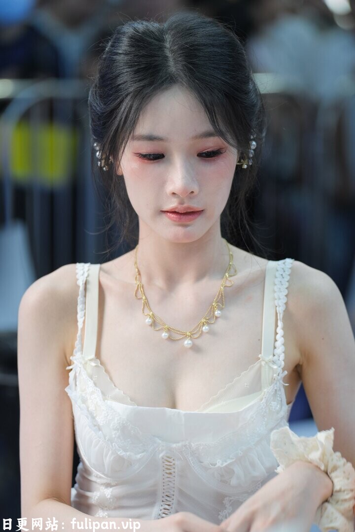 网红模特 橙子喵酱 白色吊带睡衣裙[141P 104M]