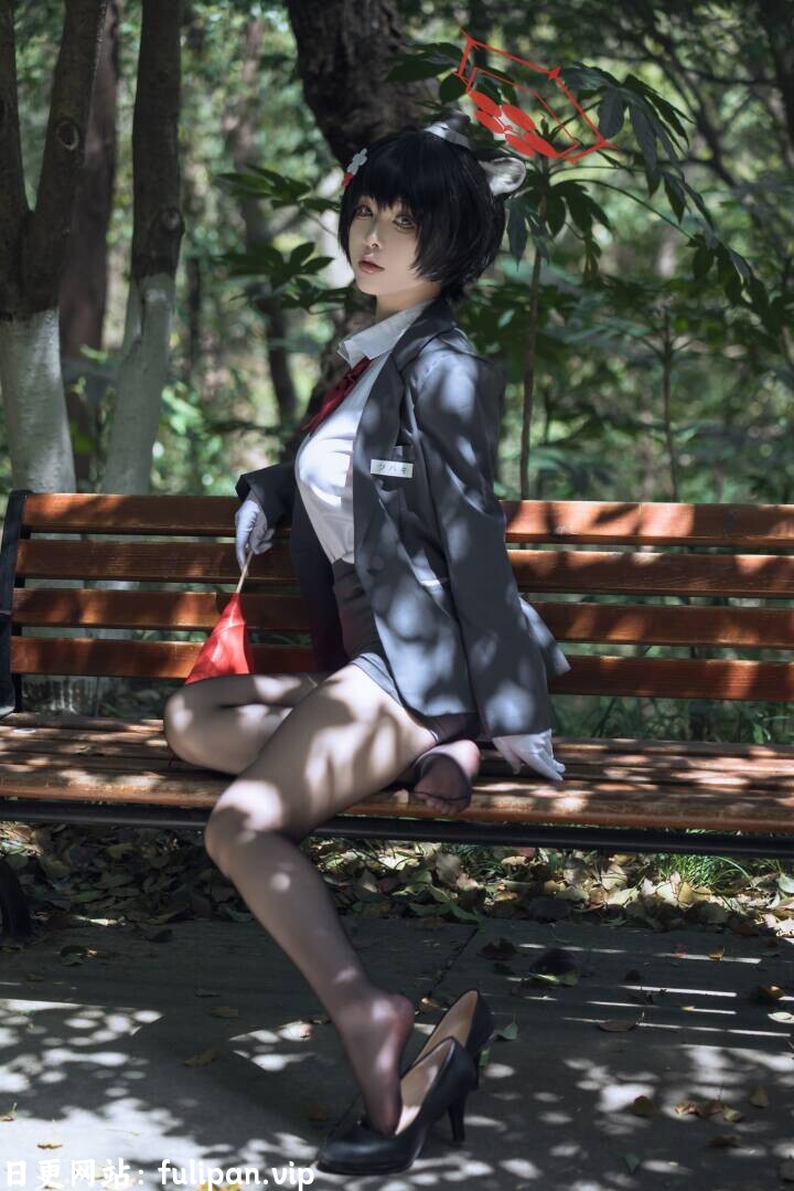 矢量鱼 蔚蓝档案-椿 黑丝导游[32P 200 M]