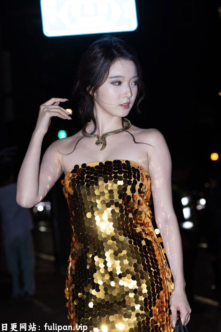 精选街拍 金色亮片抹胸连衣包臀裙[174P 289M]