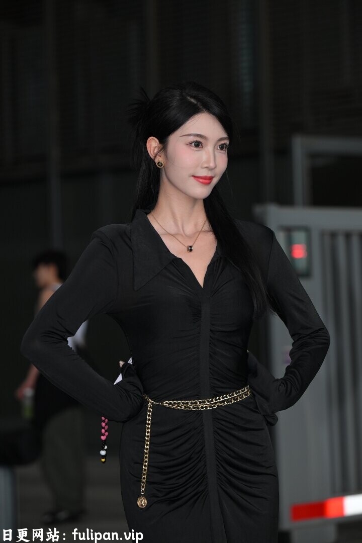 网红模特-兰灵王 黑色褶皱修身连衣长裙[100P 256M]
