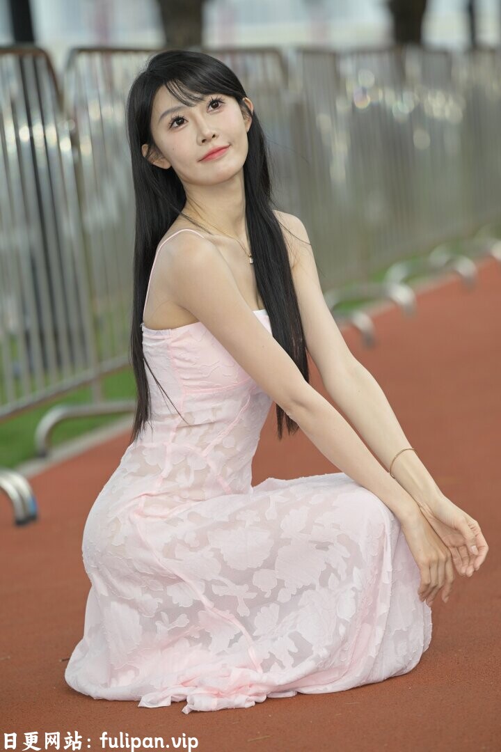 网红模特-菠萝酱 淡粉细带轻薄连衣长裙[169P 237M]