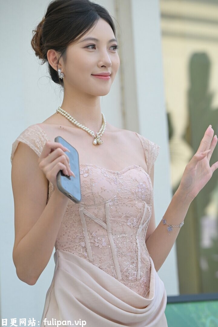 网红模特-牟红 香槟色低胸修身礼服长裙[92P 109M]