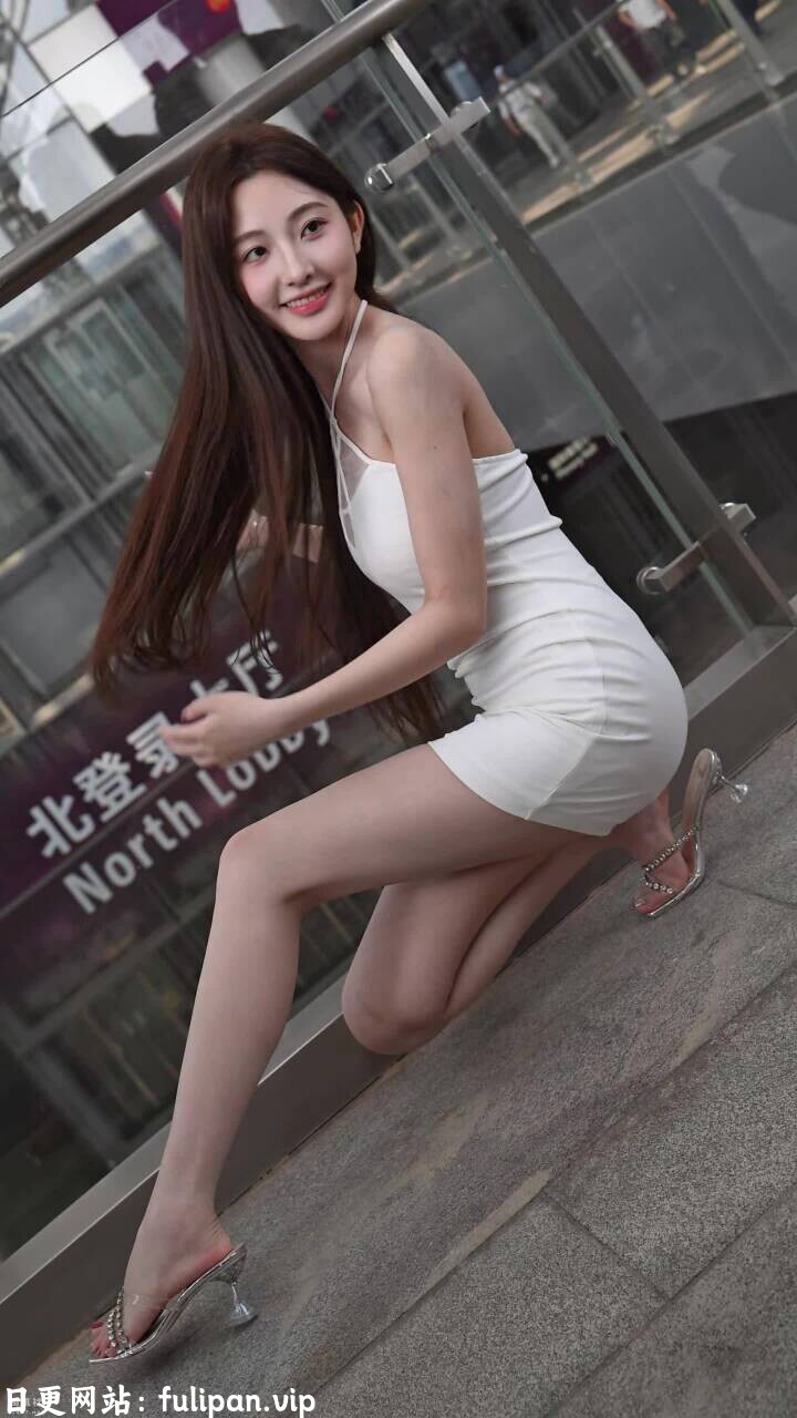 网红模特-小雨滴 白色挂脖包臀裙[30P 1V 192M]